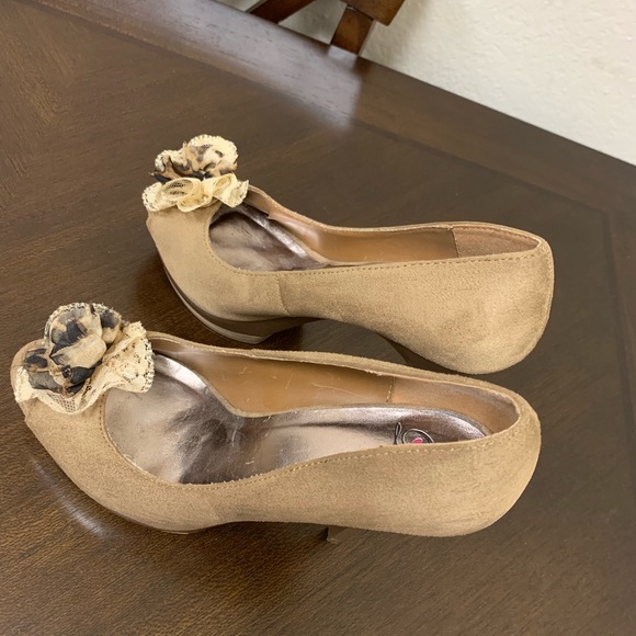 Peep toe platform heel with leopard/lace bow. - Picture 3 of 7